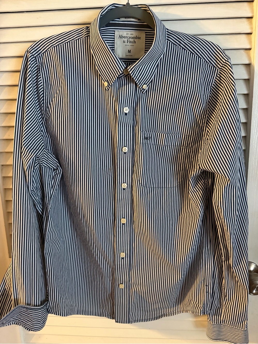 Abercrombie & Fitch Men’s Navy and White Stripe Button-Down Shirt Muscle Fit Med